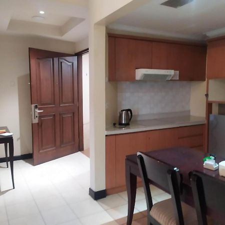 Grand Tropic Suites Hotel Yakarta Exterior foto