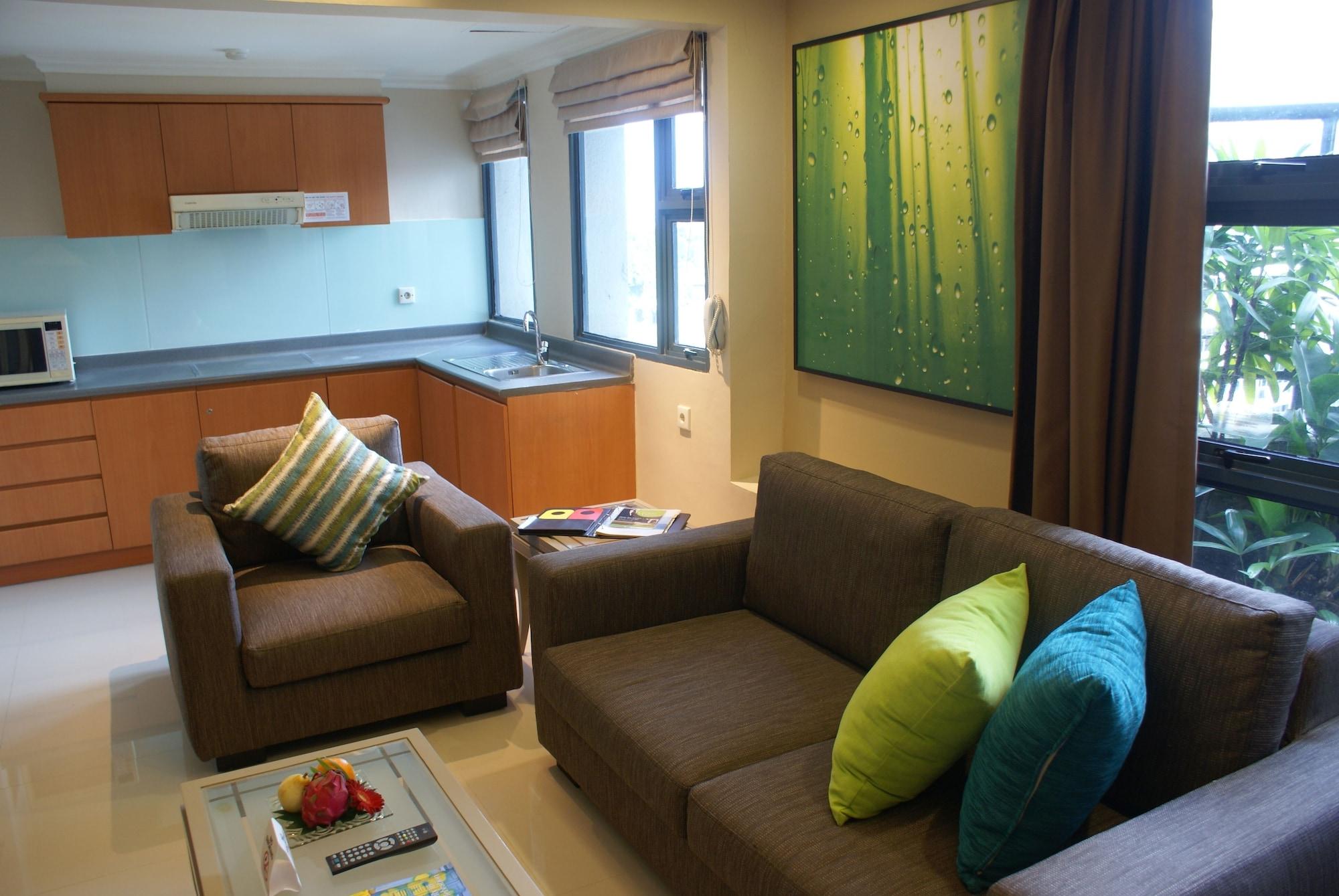 Grand Tropic Suites Hotel Yakarta Exterior foto