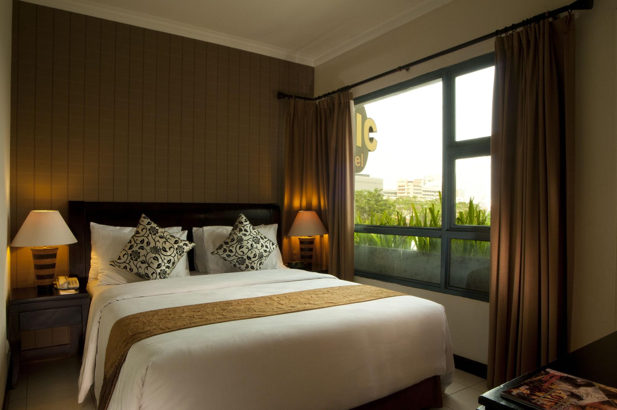 Grand Tropic Suites Hotel Yakarta Exterior foto