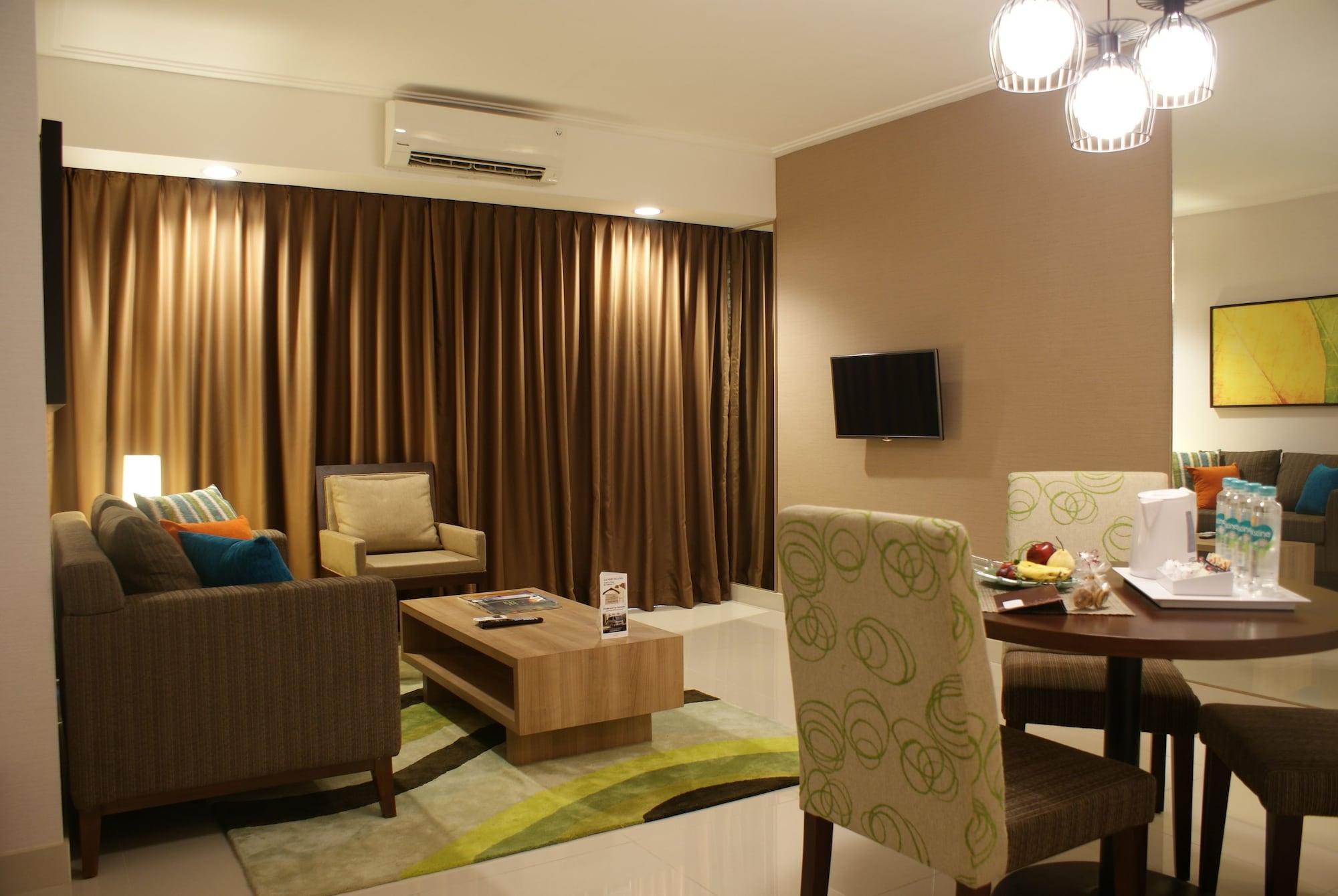 Grand Tropic Suites Hotel Yakarta Exterior foto