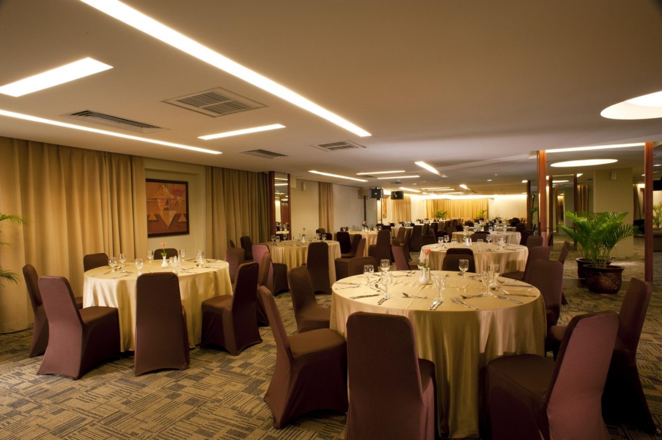 Grand Tropic Suites Hotel Yakarta Exterior foto
