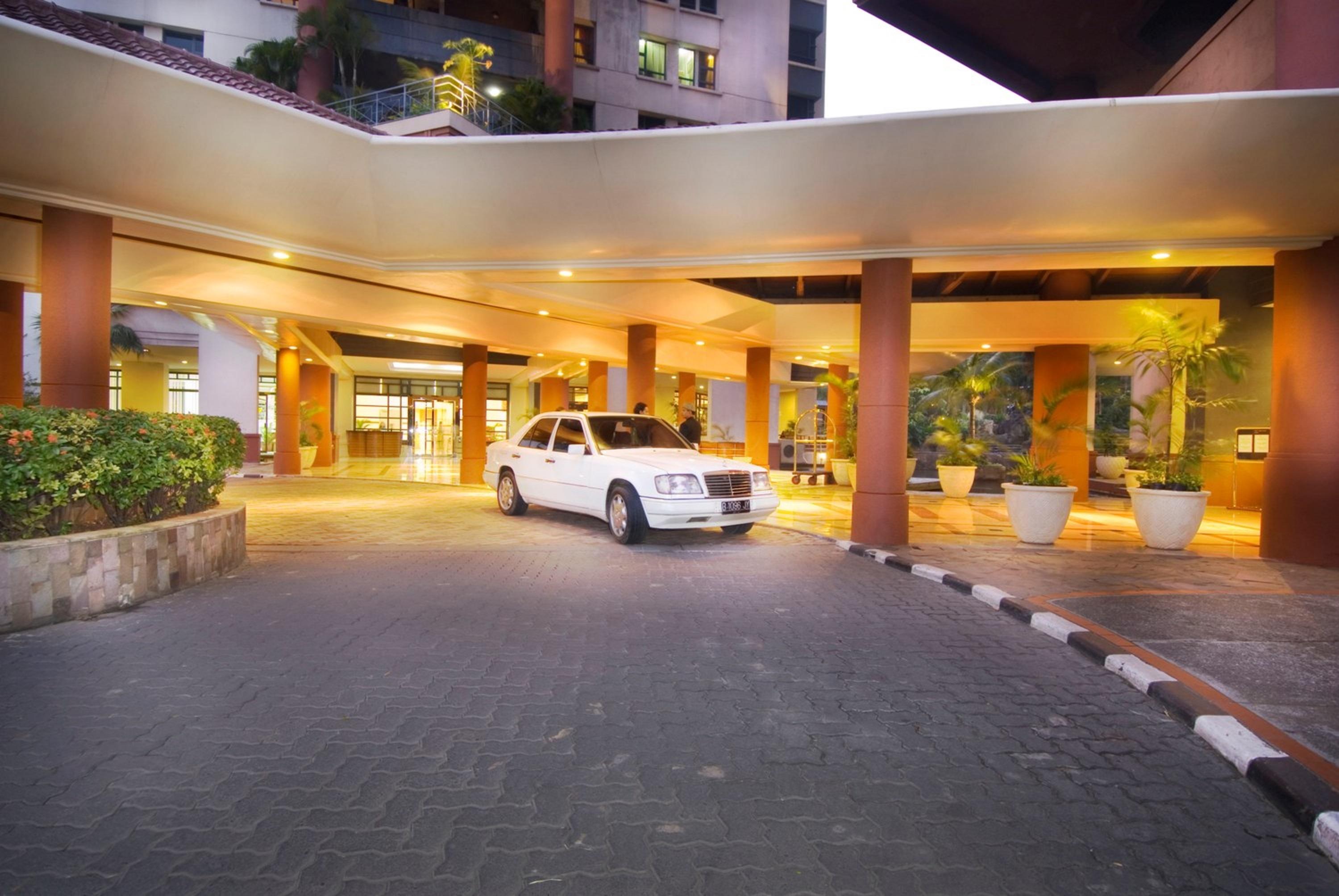 Grand Tropic Suites Hotel Yakarta Exterior foto