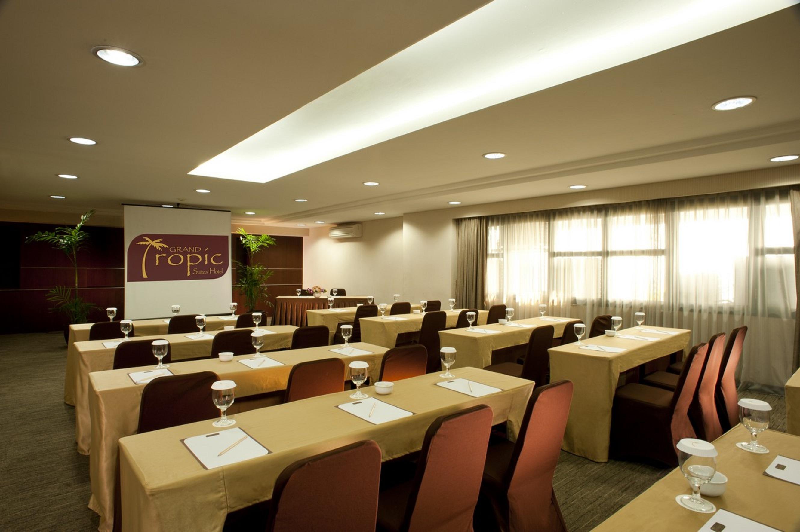 Grand Tropic Suites Hotel Yakarta Exterior foto
