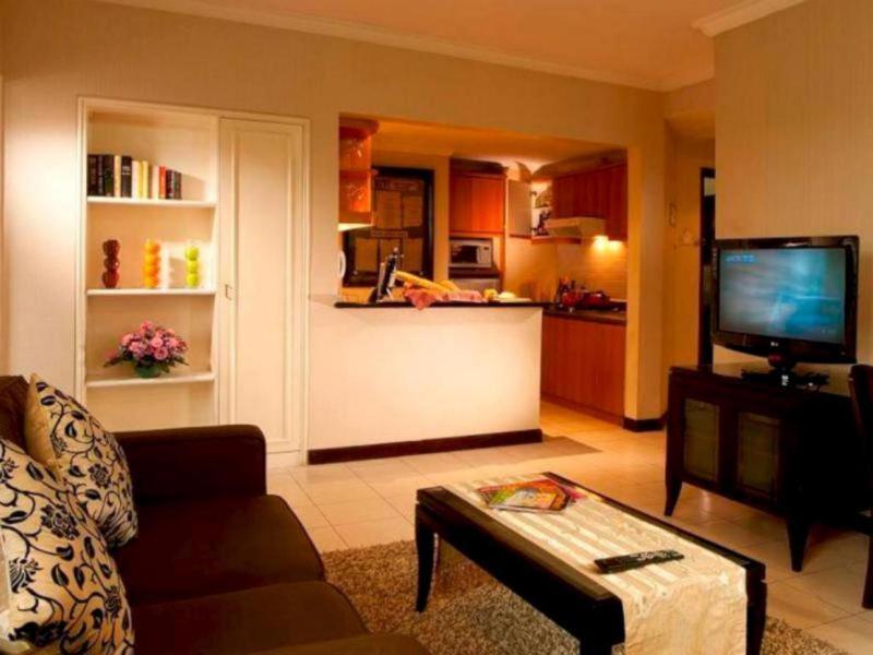 Grand Tropic Suites Hotel Yakarta Habitación foto