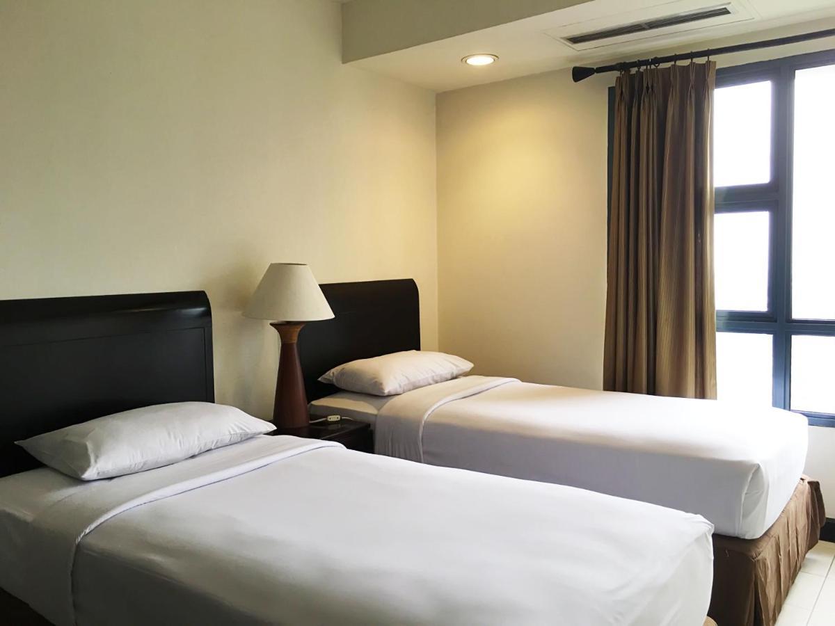 Grand Tropic Suites Hotel Yakarta Exterior foto