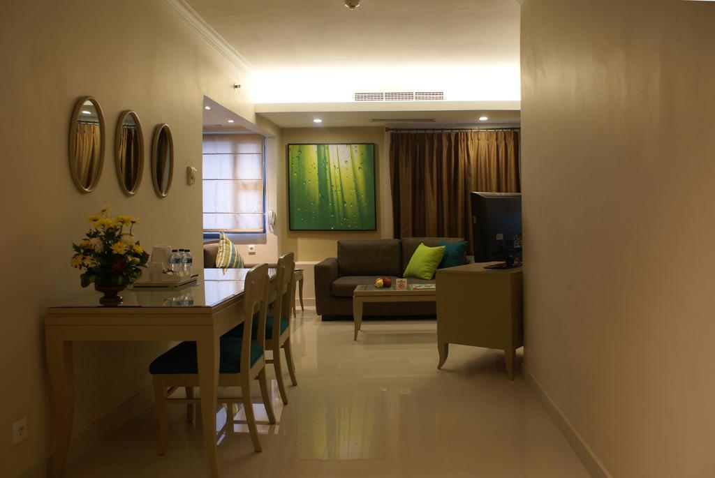 Grand Tropic Suites Hotel Yakarta Exterior foto